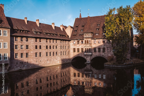 Altes Gebäude in Nürnberg am Fluss