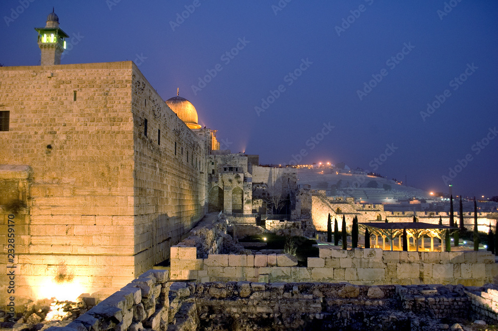 Fototapeta premium Side view of Western Wall in Jerusalem