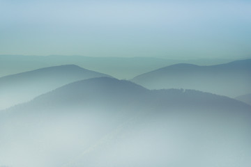 Fotobehang Heuvel Mistige berglagen in nevelig dal  © vovik_mar