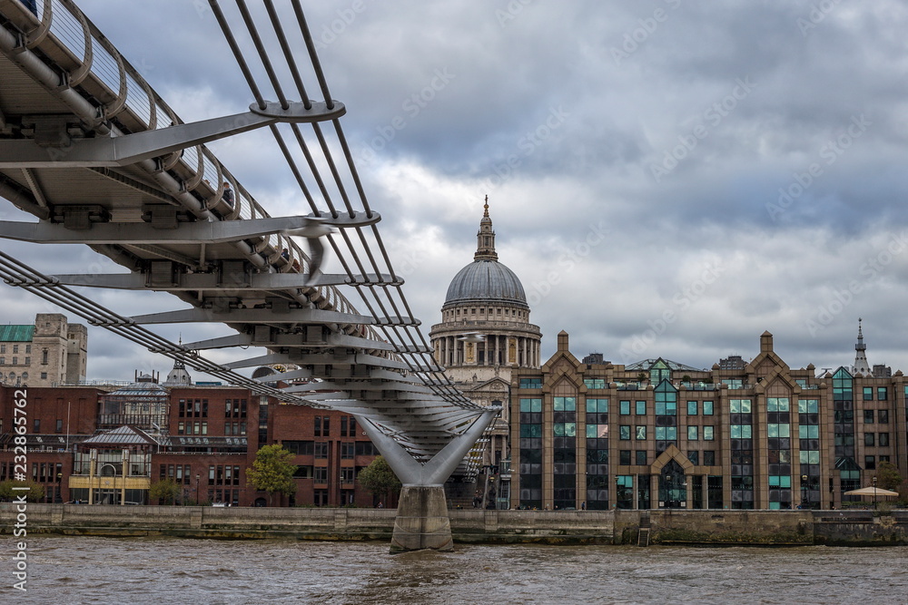 Fototapeta premium Millennium Bridge over river Thames, London, UK