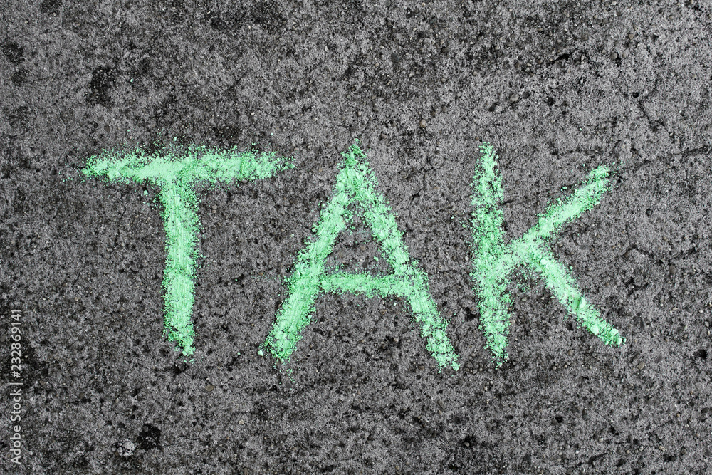 Słowo TAK napisane zieloną kredą na betonie. Dziecięcy napis - obrazy, fototapety, plakaty 