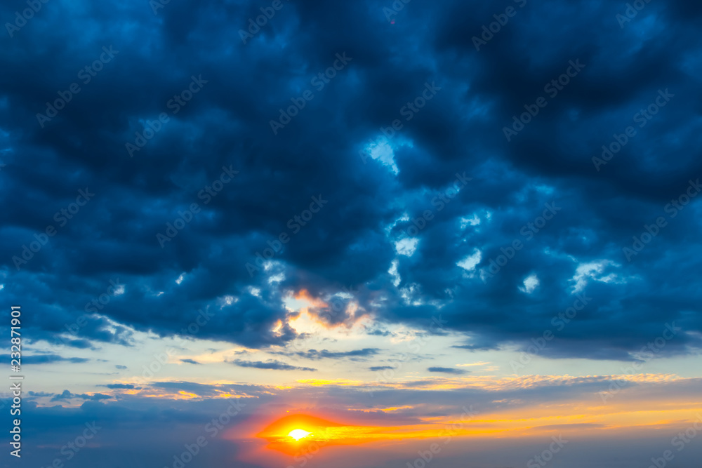 Obraz premium dramatic cloudy sky at the sunset, nature background