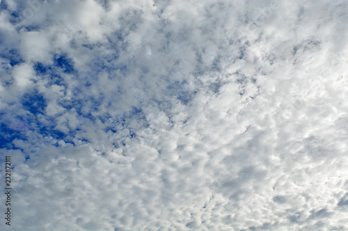 Nubes sobre cielo azul photo