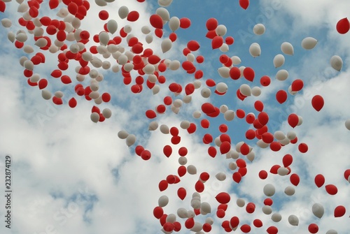 Obraz na płótnie Białe i czerwone balony na tle błękitnego nieba w salonie