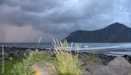 Flakstad, Skagsanden, Lofoten, Flakstadøya, Strand, Sandstrand, Welle, Fels, Stein, Vareid, Hustinden, Flakstadpollen, Vareidsundet, Fjord, Sund, Abend, Herbst, Gras,  photo