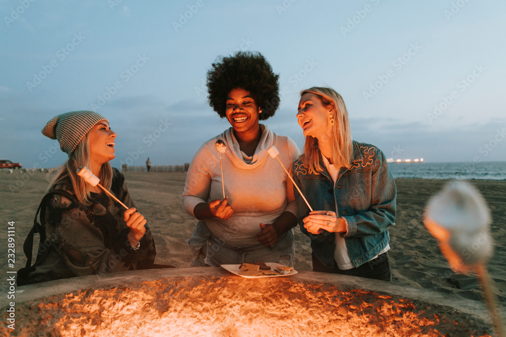 Fototapeta premium Friends roasting marshmallows for s'mores