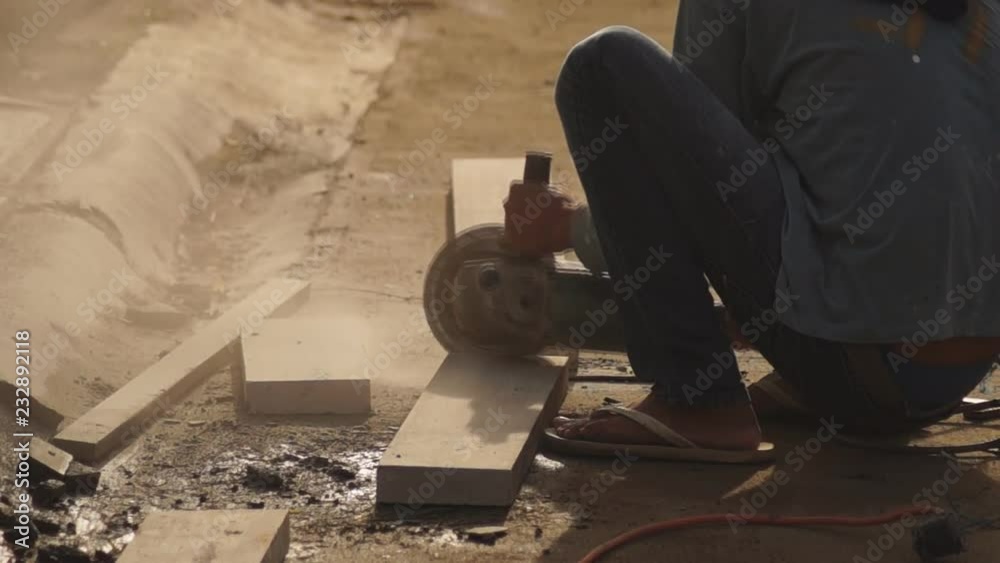 Vidéo Stock angle grinder cutting concrete block for house construction, workman cutting