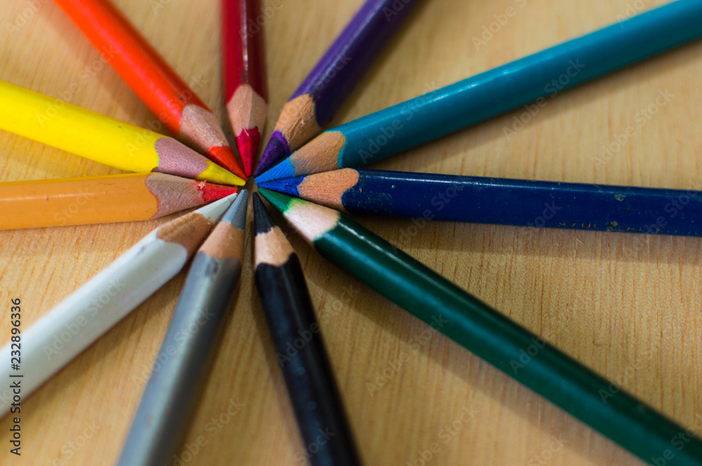 Naklejka premium Colored pencils circle star contrast
