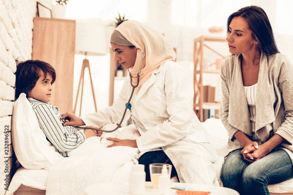Obraz premium Arabic Female Doctor Examining a Little Boy
