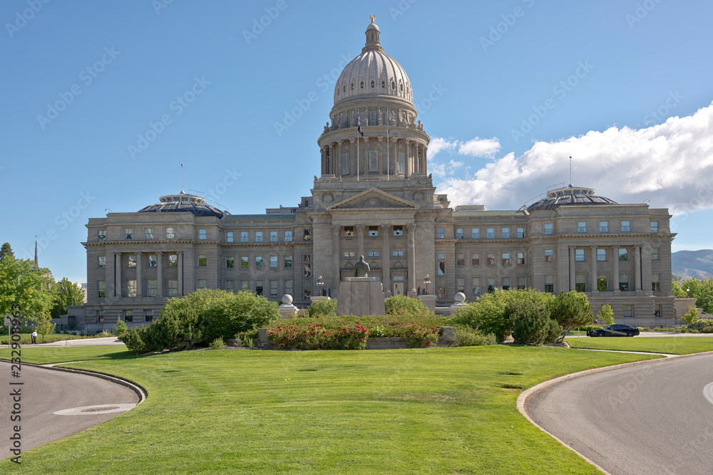 Obraz premium Boise Idaho state capitol building and park.