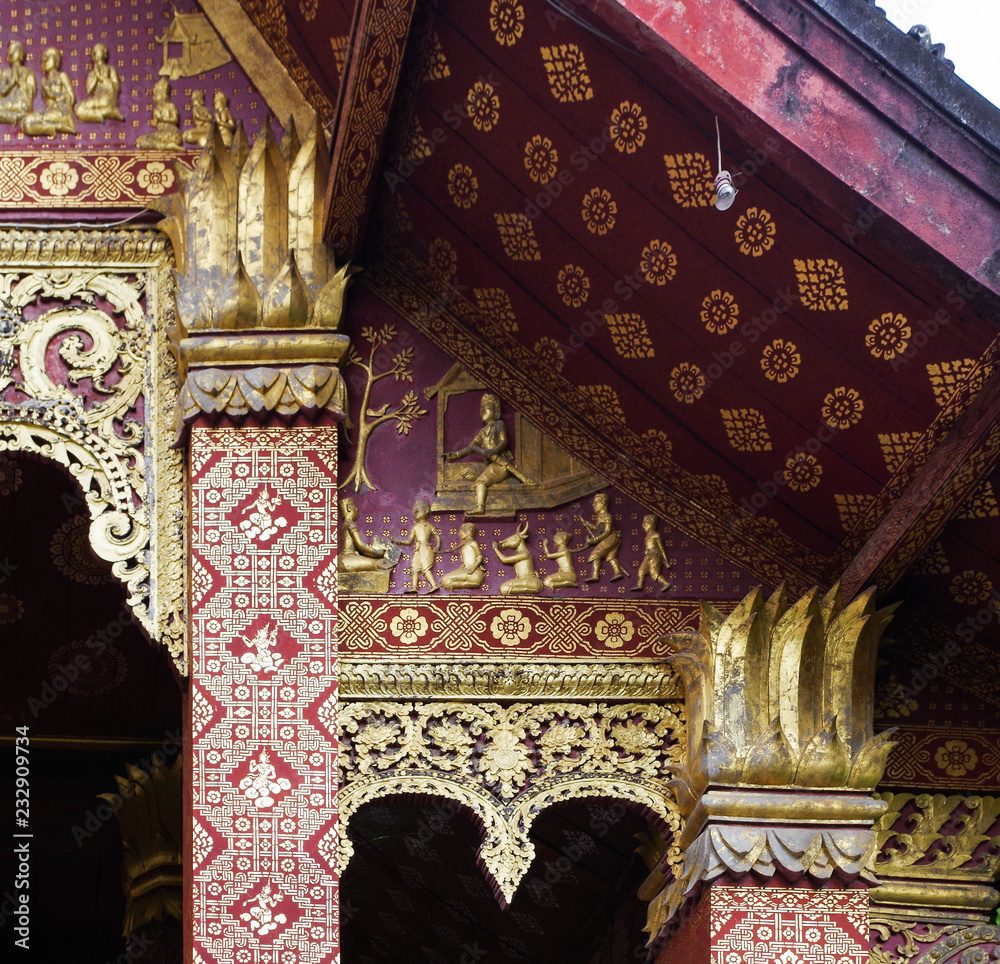 Obraz premium Ornate architectural details - a Buddhist temple in Chiang Mai, Thailand