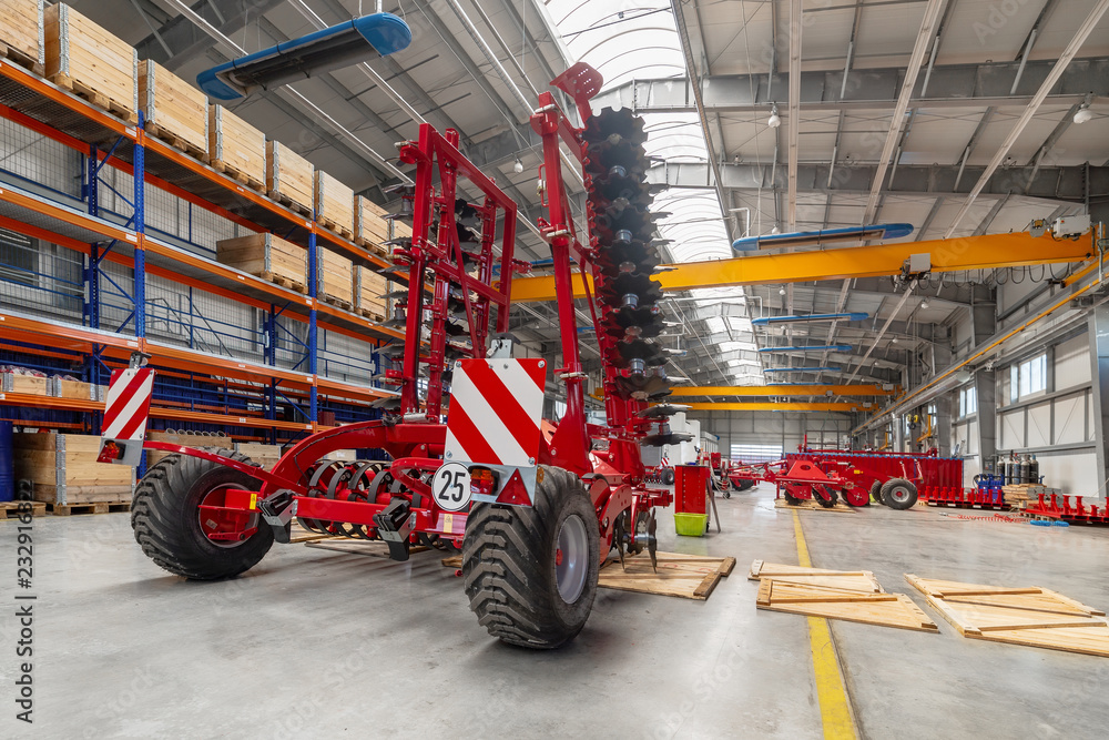 Large, spacious and light assembly shop. Large, spacious and light assembly shop.