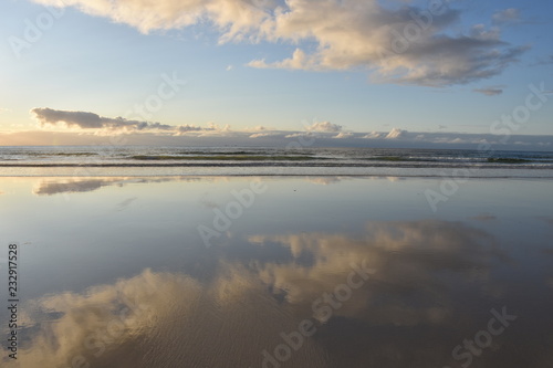 Norwegen, Lofoten, Ramberg, Flakstad, Sonnenuntergang, Abendrot, Sonne, Wolken, Strand, Skagsanden, Sandstrand, Sand, Ebbe, Spiegelbild, glatt, Struktur, Vareidsundet