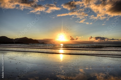 Norwegen, Lofoten, Ramberg, Flakstad, Sonnenuntergang, Abendrot, Sonne, Wolken, Strand, Skagsanden, Sandstrand, Sand, Ebbe, Spiegelbild, glatt, Struktur, Vareidsundet photo