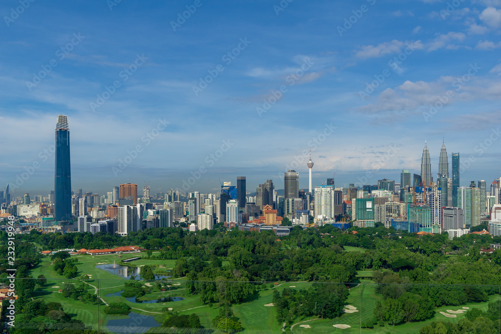 Obraz premium KUALA LUMPUR, MALAYSIA - 11th NOV 2018; Morning view over Kuala Lumpur, capital of Malaysia. Its modern skyline is dominated by the 451m tall KLCC, a pair of glass and steel clad skyscrapers.