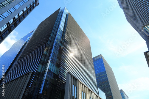 日本橋に林立する最新の高層オフィスビル群