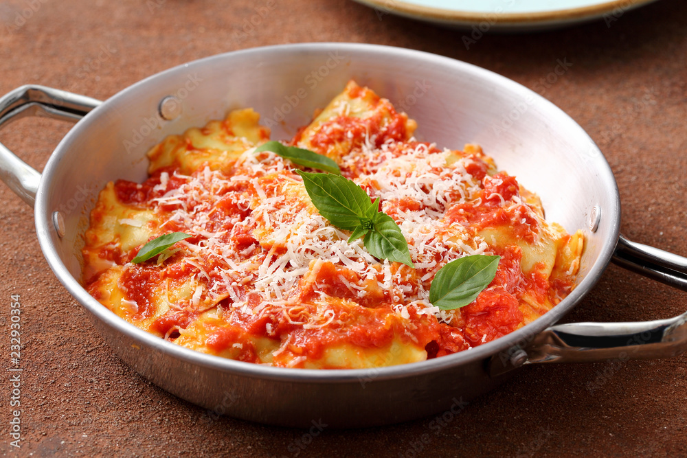 Pasta Italiana ravioli ripieni con salsa di pomodoro e parmigiano su tavolo di cucina, Pasta Italiana ravioli ripieni con salsa di pomodoro e parmigiano su tavolo di cucina,