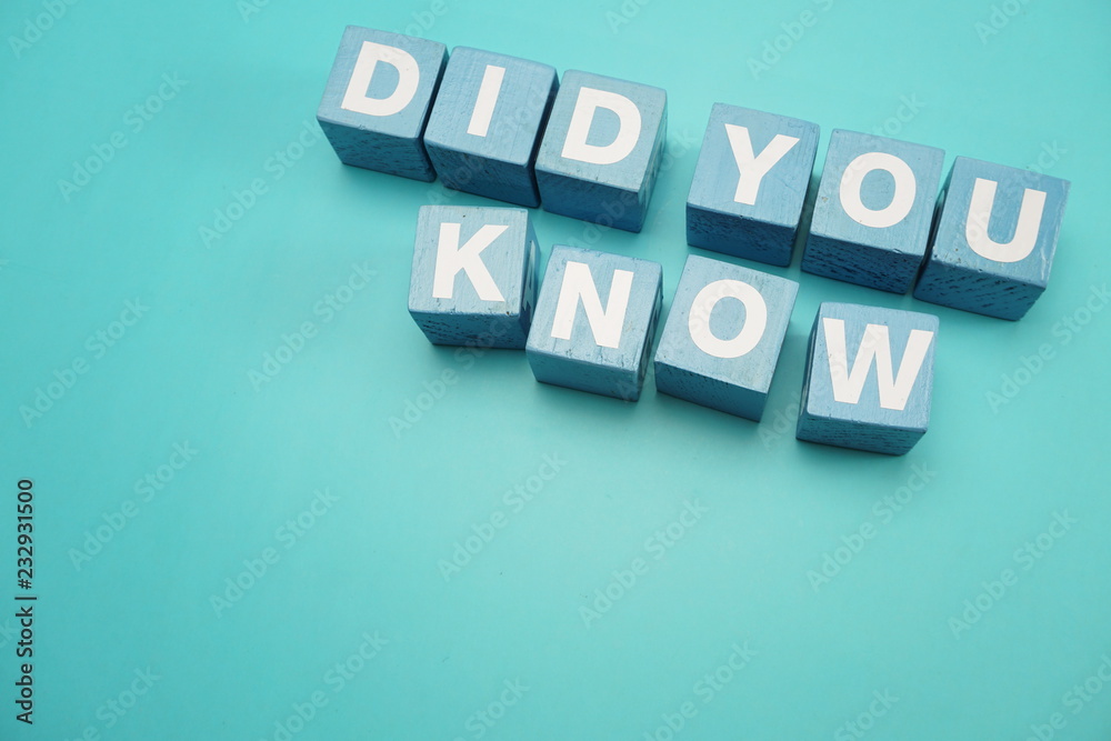 Obraz premium Czy Khow z niebieskimi blokami konstrukcyjnymi widok z góry płasko leżał na niebieskim tle