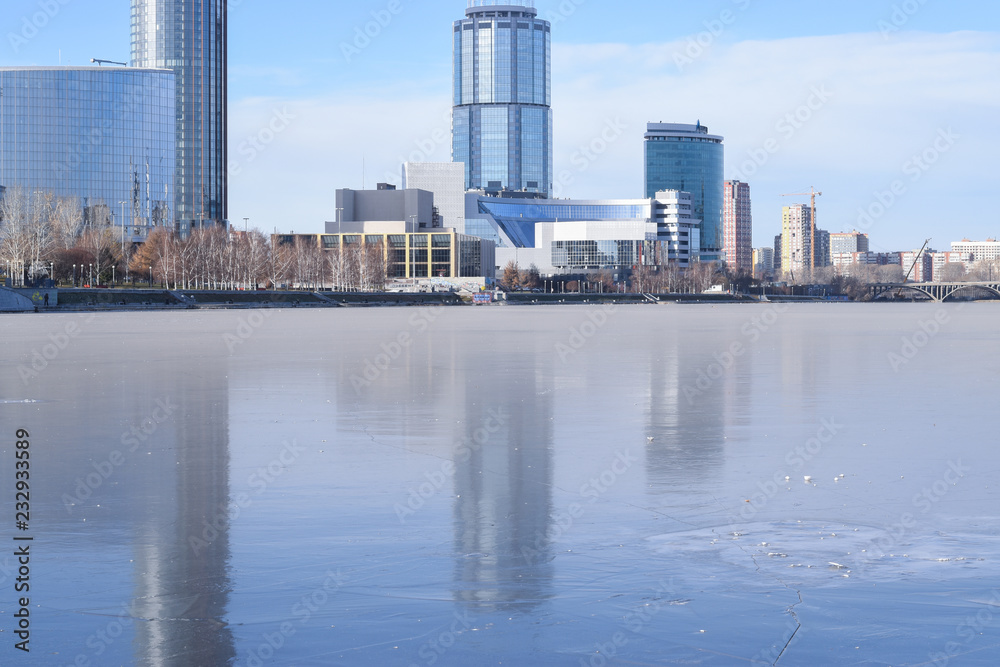 Obraz premium Frozen pond/The first cold weather began, and the city pond was covered with transparent ice.