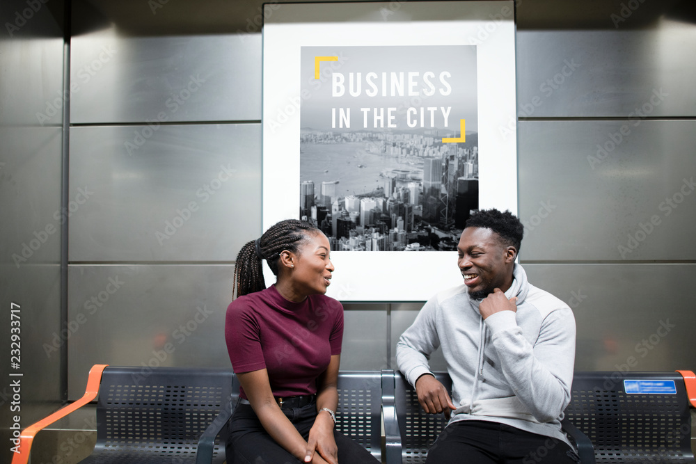 © Rawpixel.com - Two strangers meeting at a subway station © Rawpixel.com - Two strangers meeting at a subway station