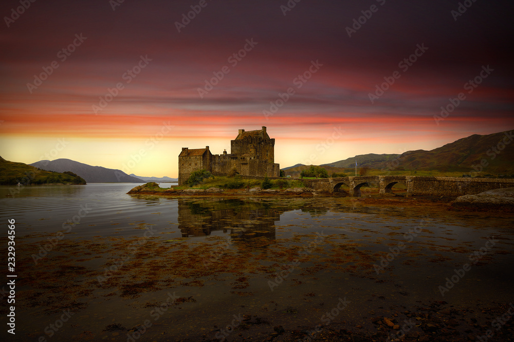 Obraz premium eilean donan castle at sunset