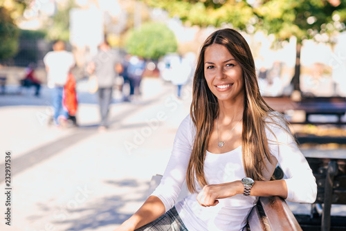 Obraz na plátně Outdoor portrait of a gorgeous brunette girl