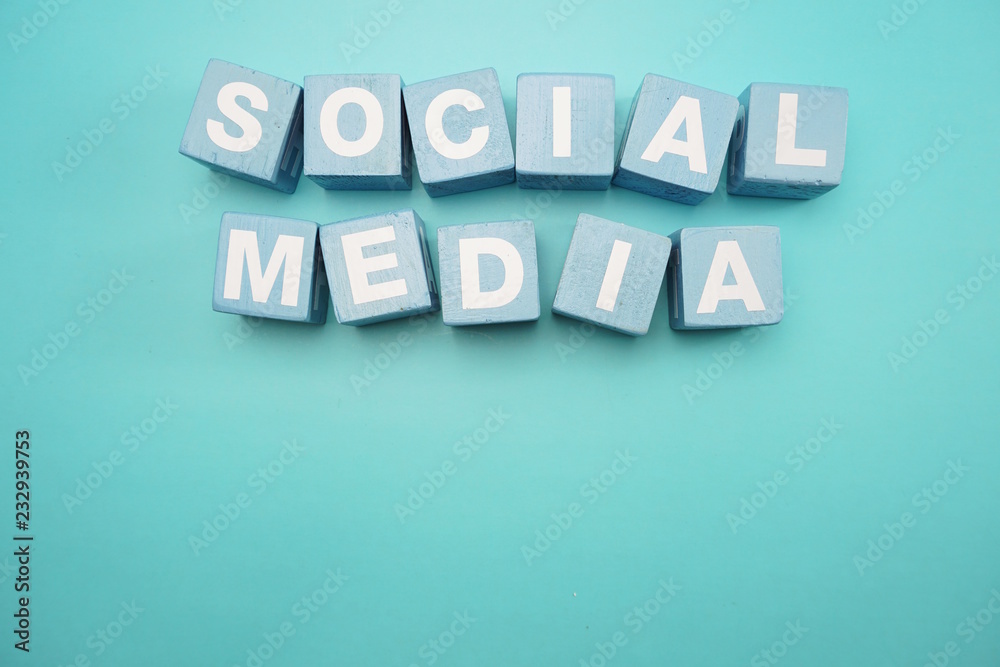 Obraz premium Media społecznościowe utworzone z liter alfabetu kostki na niebieskim tle