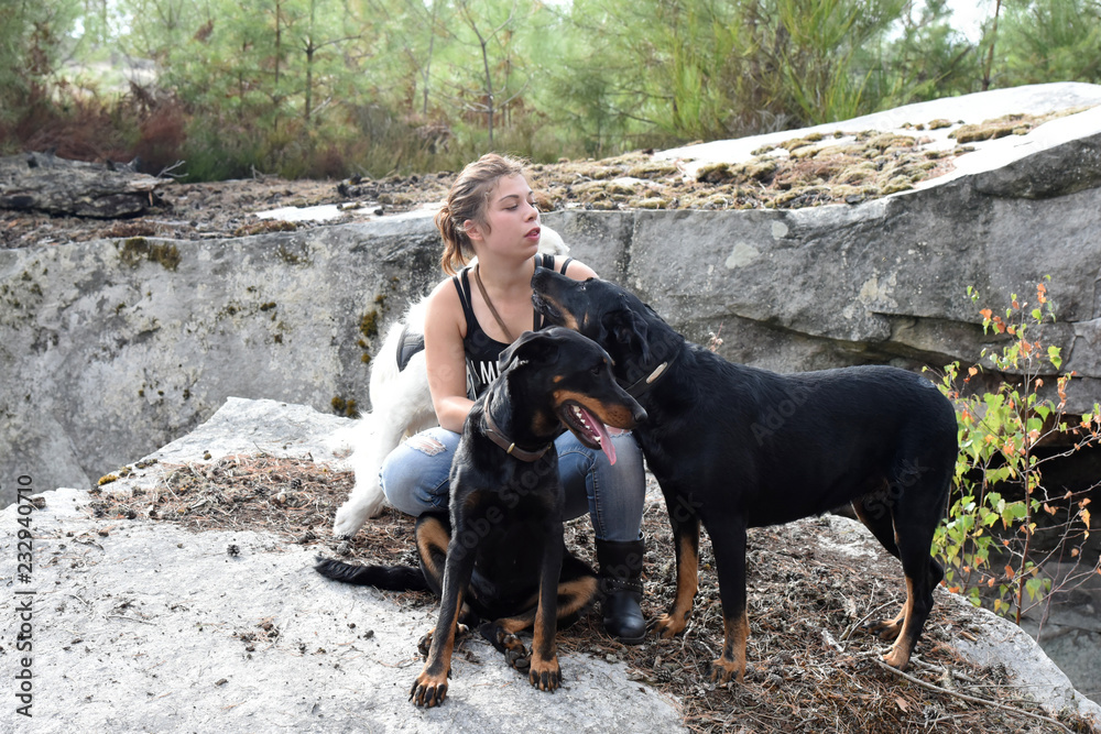 jeune femme avec ses chiens en forêt