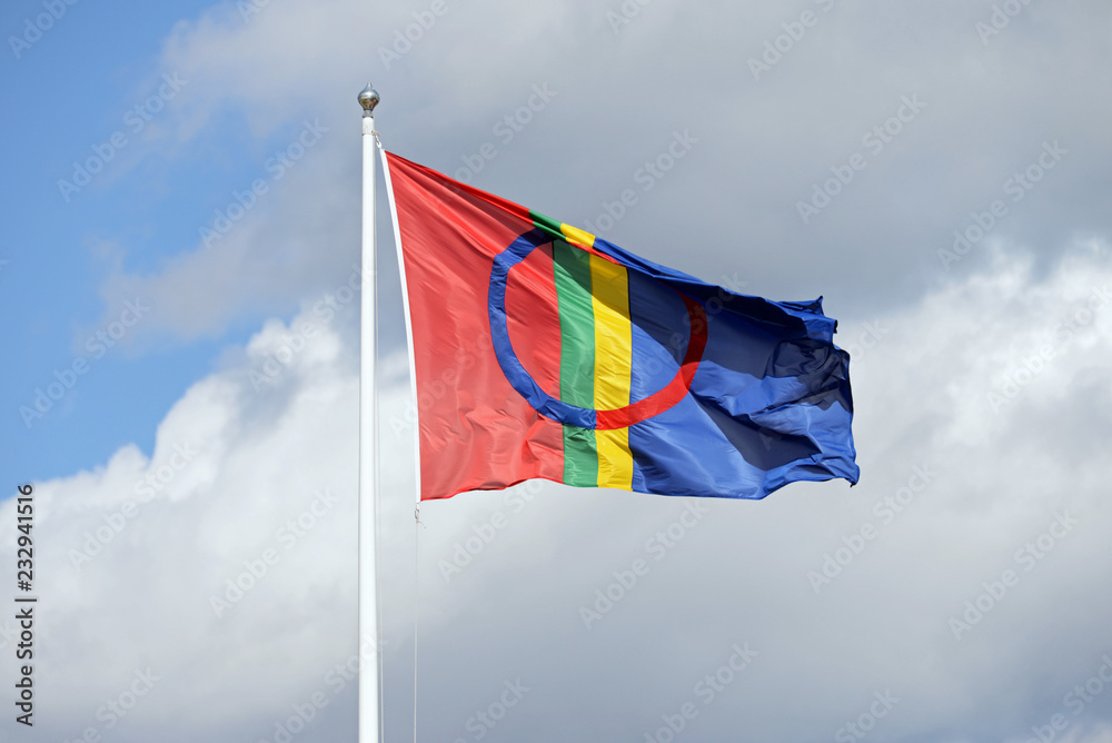 Traditionelle Nationalfahne der Sami in Nordschweden