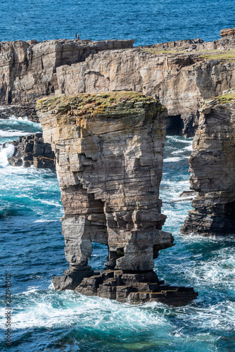 Der 35m hohe Brandungspfeiler, genannt Yesnaby Castle, Orkney Inseln, Schottland photo