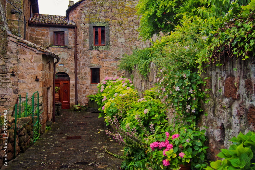 Romantic recess in Tuscany with flowers and flowers