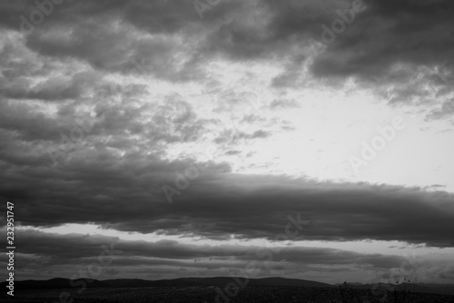 Nubes de tormenta al atardecer blanco y negro