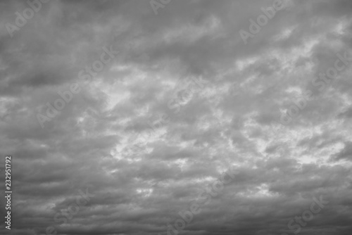 Nubes de tormenta al atardecer blanco y negro