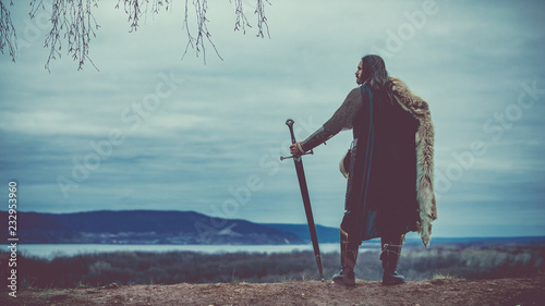 Fotografia Long haired knight with the two-handed sword