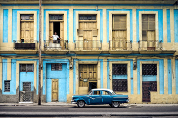 Keuken achterwand Havana Klassiek Cubaans straatbeeld met oldtimer  © Carlos