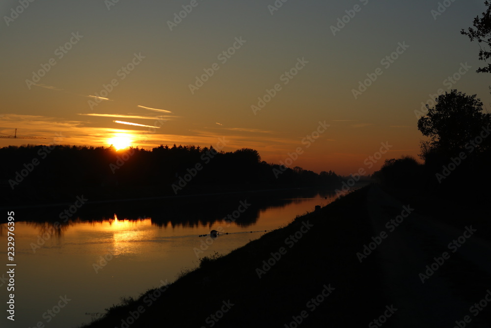Romantischer Sonnenuntergang an einem Fluss im Herbst Romantischer Sonnenuntergang an einem Fluss im Herbst