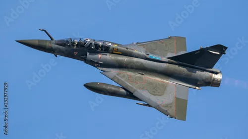 Obraz Francuski wojskowy zielony dwumiejscowy myśliwiec w locie z niebieskim niebem