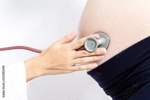 妊婦の大きなお腹を聴診器で診察する女医の手元のアップ 妊娠 診察 臨月 検査 産婦人科 女医イメージ Stock 写真 Adobe Stock