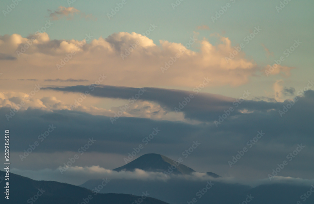 Cielo e nubi in montagna