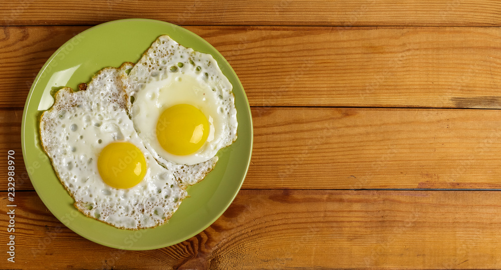 Scrambled eggs from 2 x eggs on a plate on the table. Scrambled eggs from 2 x eggs on a plate on the table.