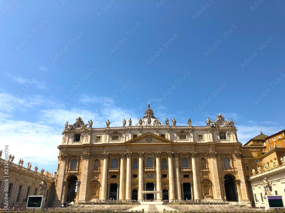 Vista di San Pietro dal basso, Città del Vaticano, Roma