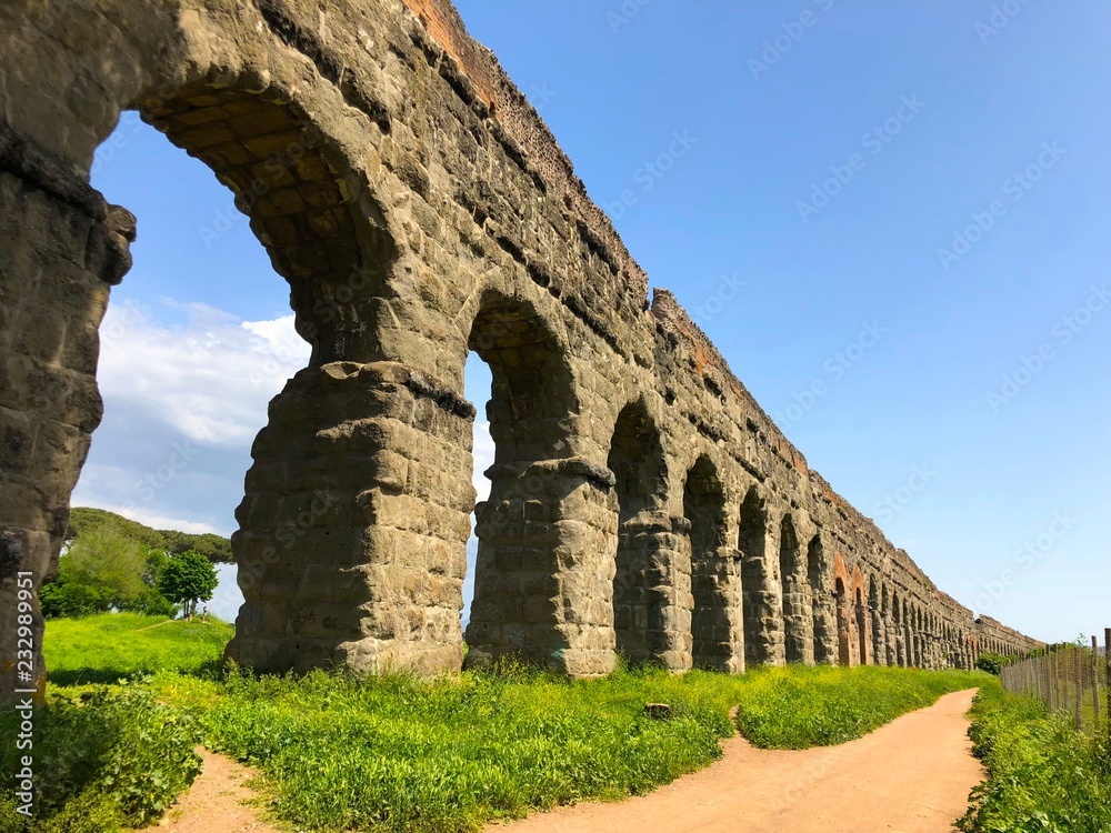 Vista di un acquedotto romano, Parco degli acquedotti, Roma, Italia