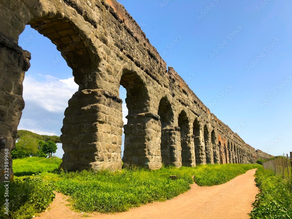 Acquedotto romano nel parco degli acquedotti, Roma, Italia