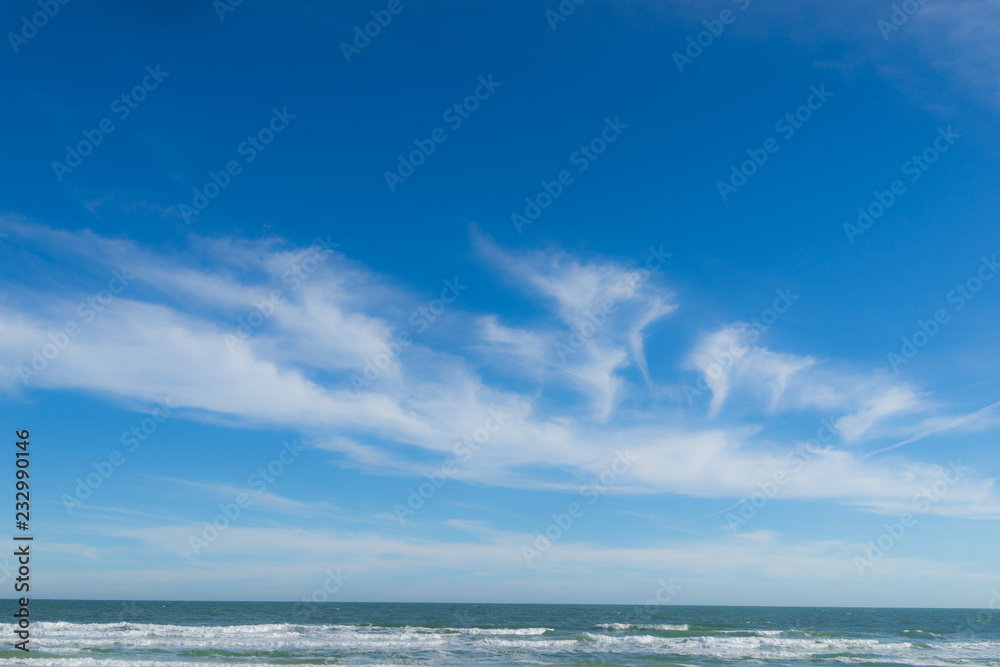 Obraz premium Oceanview z puszystymi chmurami