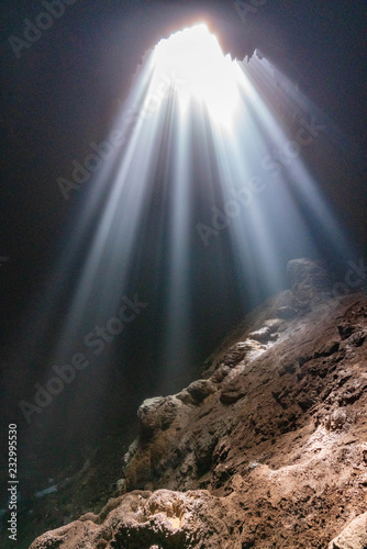 洞窟に差し込む光