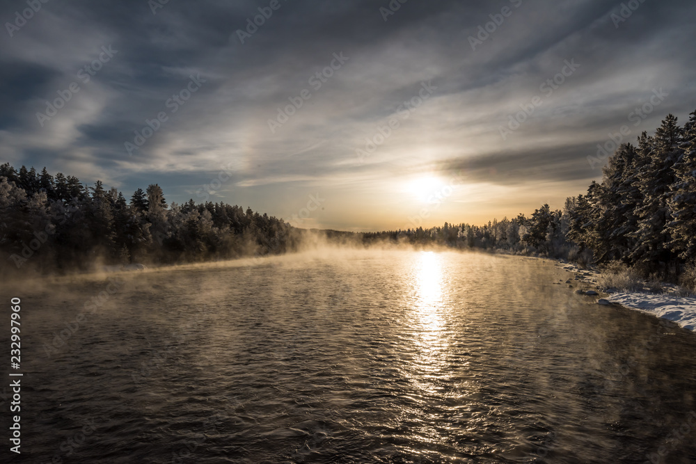 Winter an einem Fluss in Schweden Winter an einem Fluss in Schweden