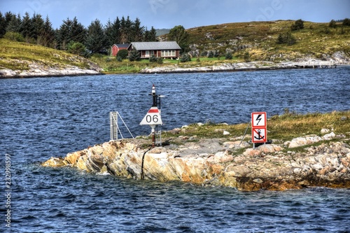 Fähre, Autofähre, Wasserstraße, Leuchtturm, Insel, Dorf, Forvik, Tjøtta, Trolandet, Mindlandet, Insel, Trosund, Kolbeinsvikja, Küstenstraße, Rv 17, Fv 17, Kystriksveien photo