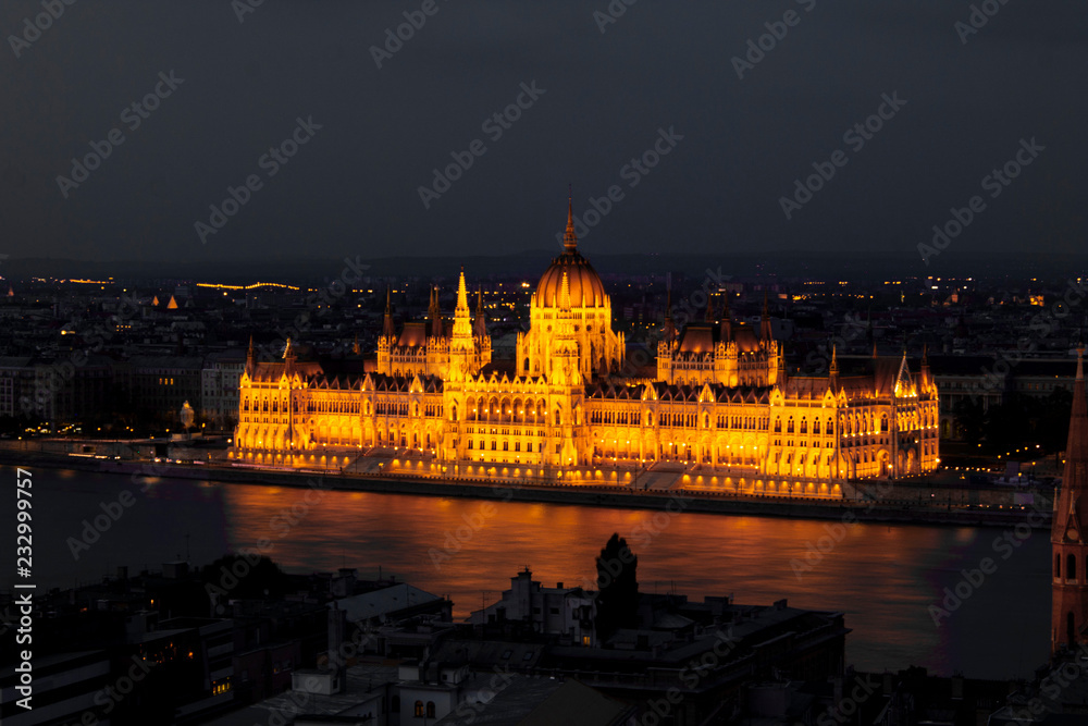 Parlament Budapest bei Nacht in Langzeitbelichtung