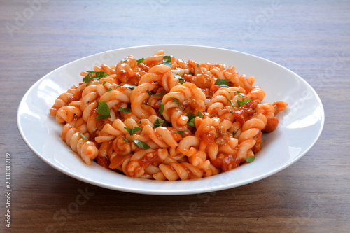 Obraz na płótnie makaron świderki z sosem spaghetti