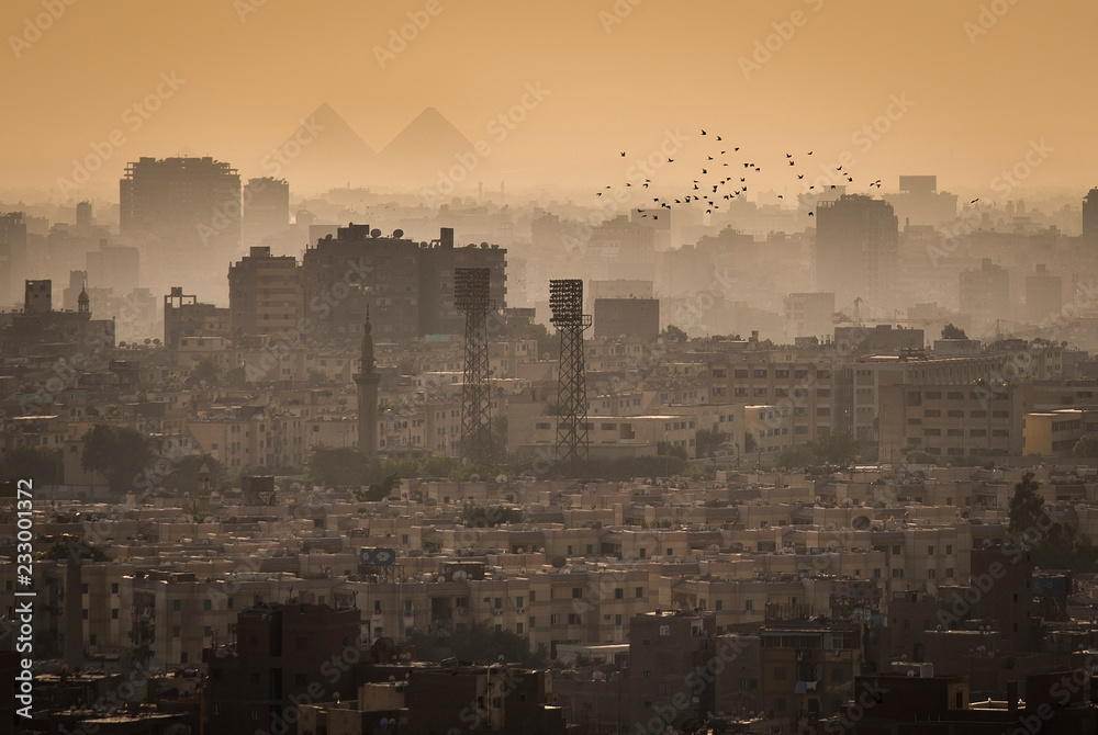 Plakat Pejzaż Kairu, z wielkimi piramidami w Gizeh w tle
